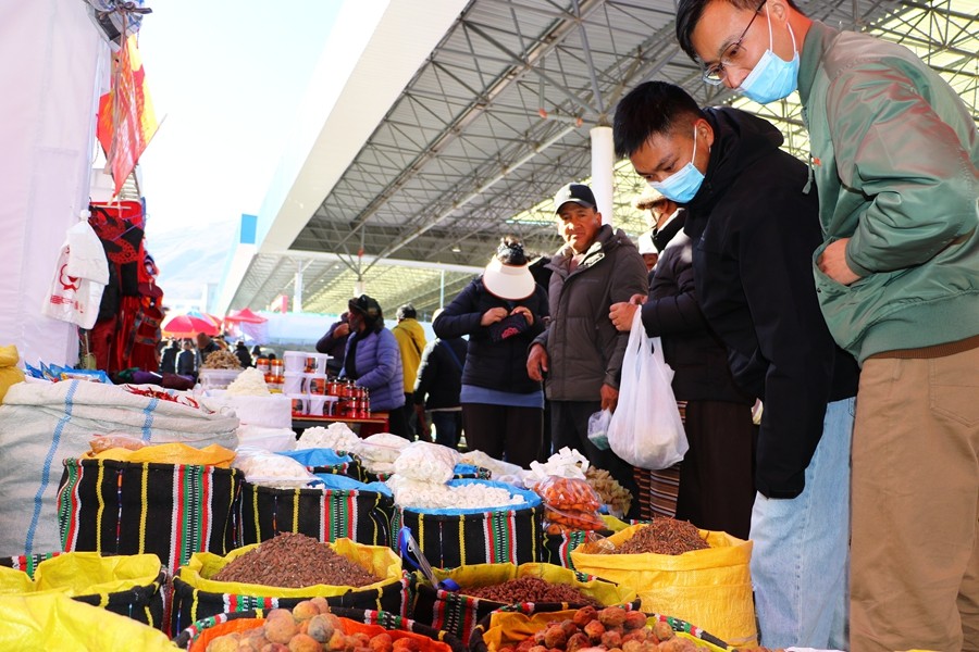 在第45届物交会现场,来往的顾客在挑选农特产品。.jpg